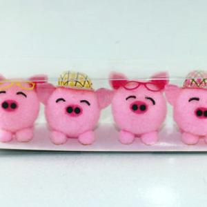 4cm pom pom pig with hat 4pk