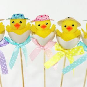 5cm Easter duck with hat on the egg and on the stick