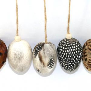 8cm Feather egg with rope 20Y072