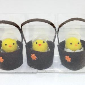 Small chick with egg in 6cm basket 3pk